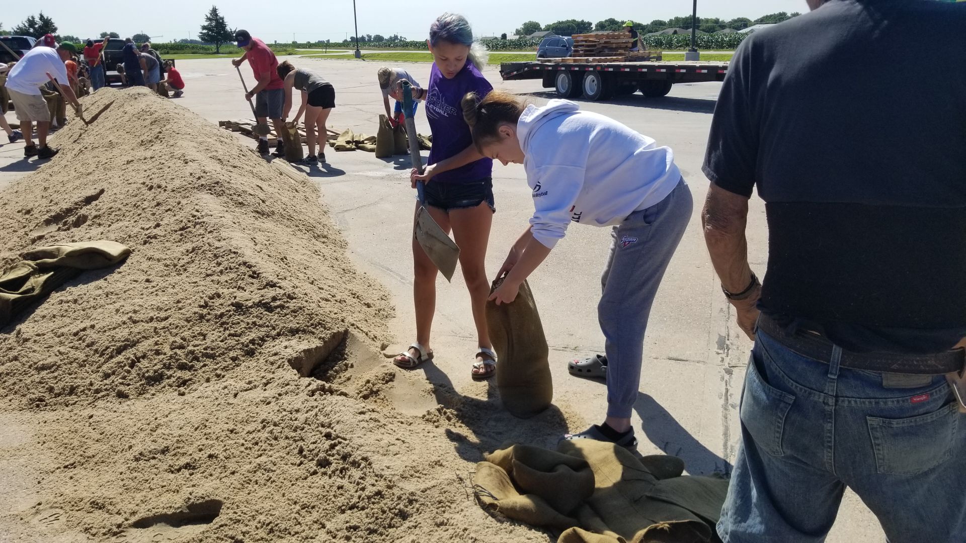 Volunteers fill sandbags in Wood River